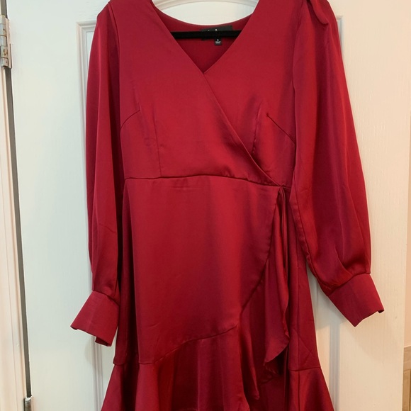 Lulu’s satin dress - Picture 4 of 11